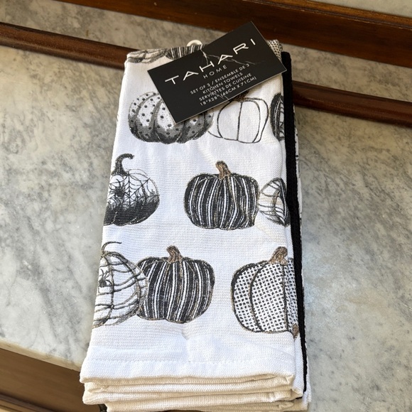 Tahari Other - NWT SET/3 Tahari Halloween Black, White Glitter Pumpkin Hand Kitchen Bath Towels